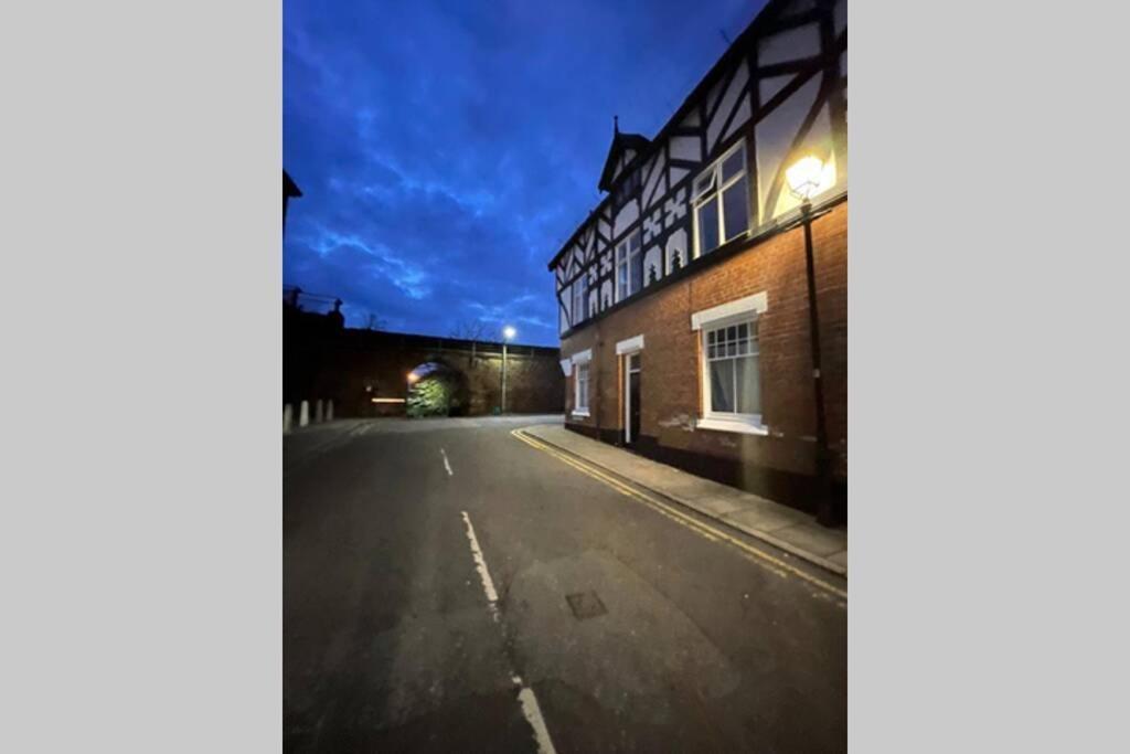Boutique Centre With Parking Apartment *