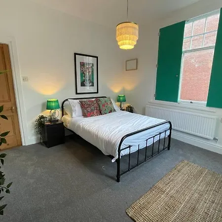 Boutique City Centre Apartment With Parking Chester Exterior photo