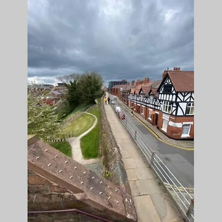 Boutique City Centre Apartment With Parking Chester Exterior photo
